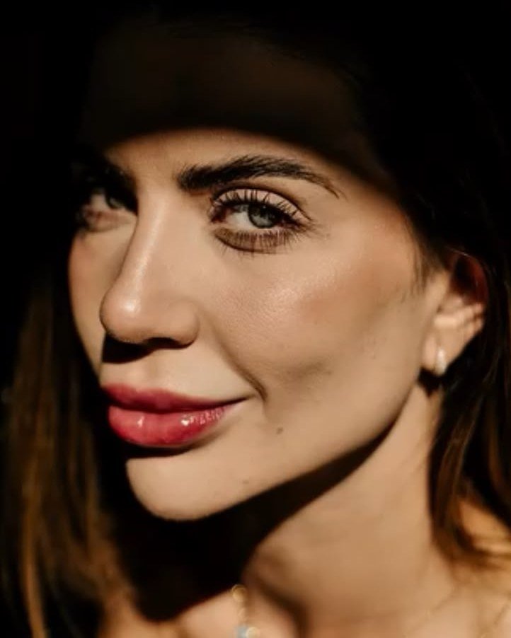Cliente com micropigmentação labial em tom rosado