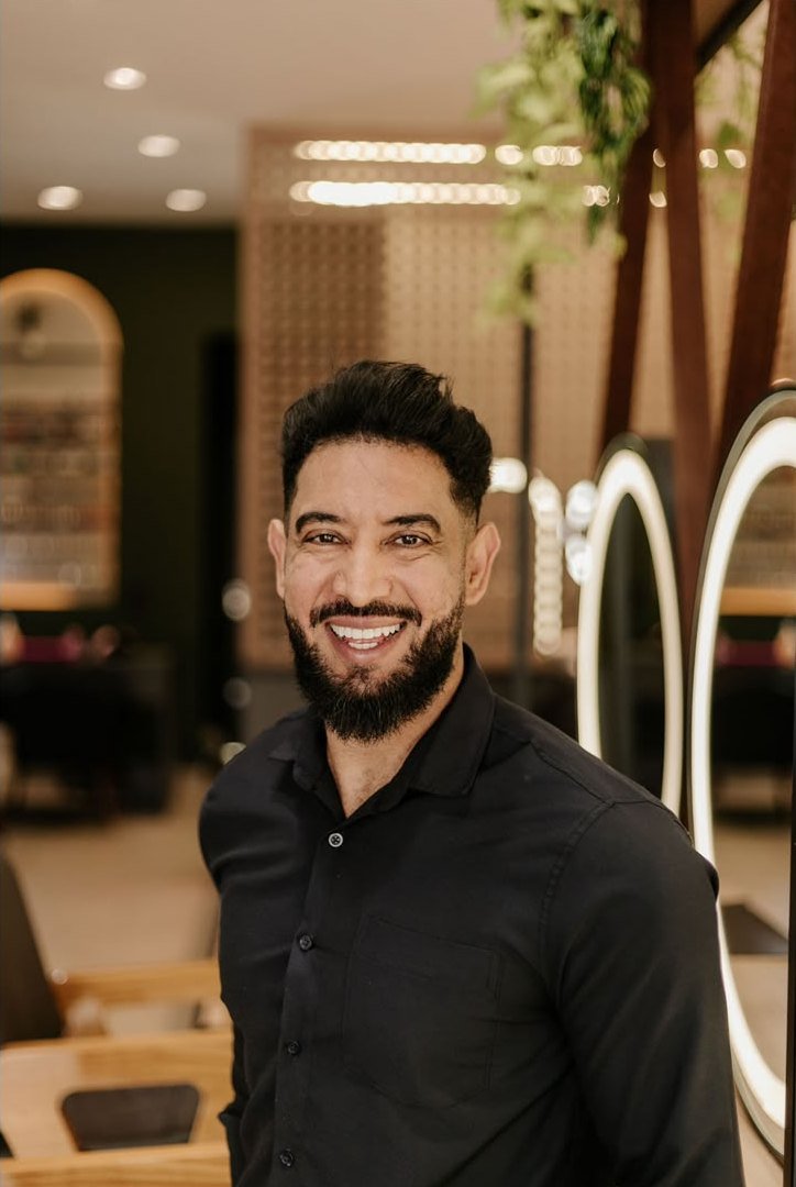 O Árabe sorrindo dentro do salão
